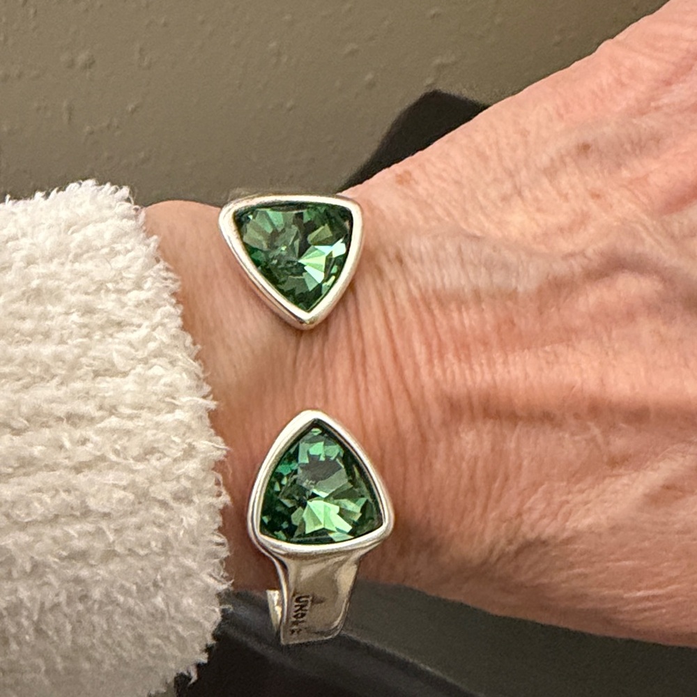 REDUCED 💚NWOT Stunning Silver Cuff bracelet with Green Gemstone - Picture 2 of 10